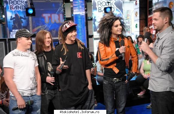 :rotfl: ce face tom q microfonul ala?? poze